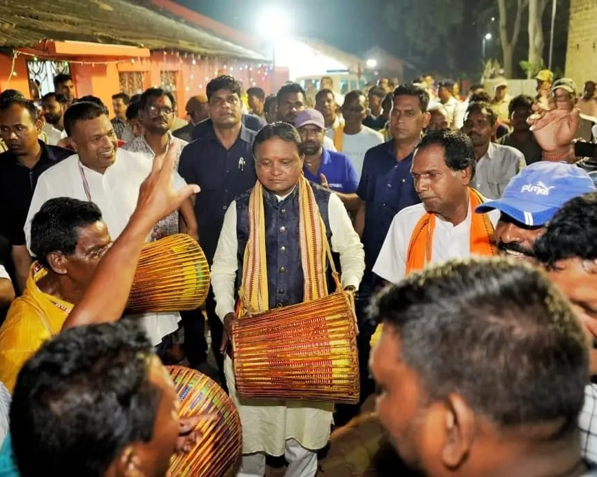 ମାଦଲ ବଜାଇଲେ  ମୁଖ୍ୟମନ୍ତ୍ରୀ