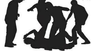 ବର୍ବରତା: ଯୁବକଙ୍କୁ ହାତଗୋଡ଼ ଗଛରେ ବାନ୍ଧି ପିଟିଲେ