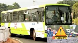 ଯୁବତୀଙ୍କୁ ଉପରେ ଚଢ଼ିଗଲା ମୋ’ ବସ