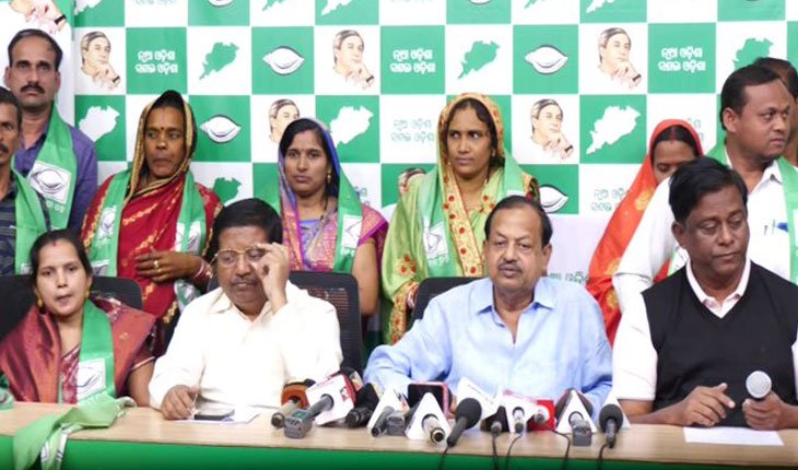 ଗଞ୍ଜାମ ଜିଲ୍ଲାରେ ବିଜେପିକୁ ବଡ଼ ଝଟକା, ମିଶିଲେ ଶତାଧିକ ବିଜେପି ନେତା ଓ କର୍ମୀ