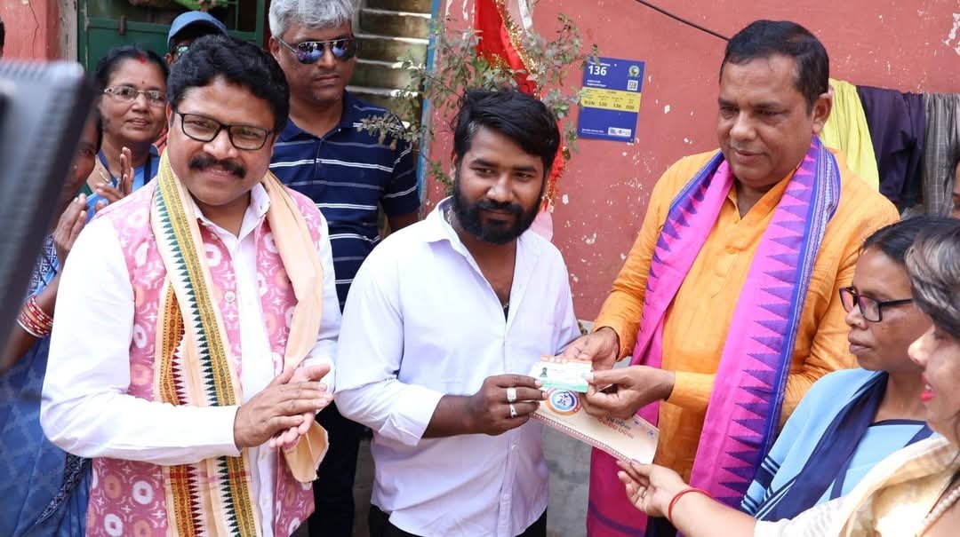 ବସ୍ତିରେ ସ୍ବାସ୍ଥ୍ୟ କାର୍ଡ ବାଣ୍ଟିଲେ ମନ୍ତ୍ରୀ ଓ ବିଧାୟକ