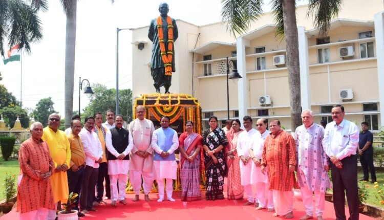 ବିଧାନସଭା ପରିସରରେ ବିଜୁ ପଟ୍ଟନାୟକଙ୍କୁ ମୁଖ୍ୟମନ୍ତ୍ରୀଙ୍କ ଶ୍ରଦ୍ଧାଞ୍ଜଳି