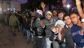 ରାତି ଅଧରେ କ୍ରିକେଟ୍‌ ଟିକେଟ୍‌ ପାଇଁ ଠେଲାପେଲା