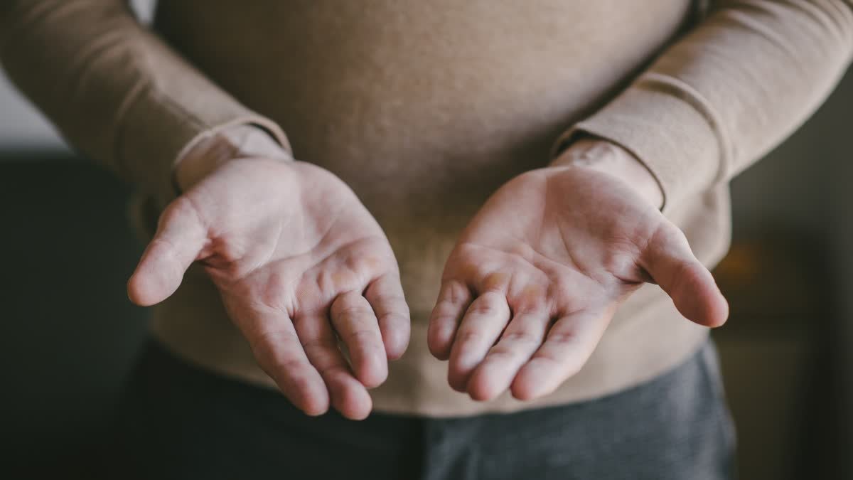 ଆପଣଙ୍କ ପାପୁଲିରୁ ବାରମ୍ବାର ଝାଳ ବାହାରୁଛି କି ? ହୋଇପାରେ ଏହି ଲକ୍ଷଣ…