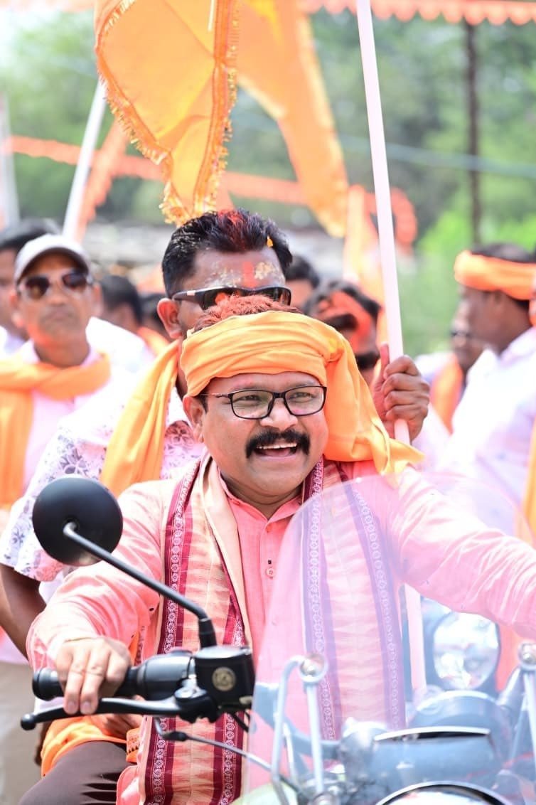 ବିନା ହେଲମେଟ୍‌ରେ ସ୍ୱାସ୍ଥ୍ୟମନ୍ତ୍ରୀଙ୍କ ମୋଟରସାଇକେଲ ଚାଳନା; ବହିଷ୍କାର ଦାବି କଲା ବିଜେଡି