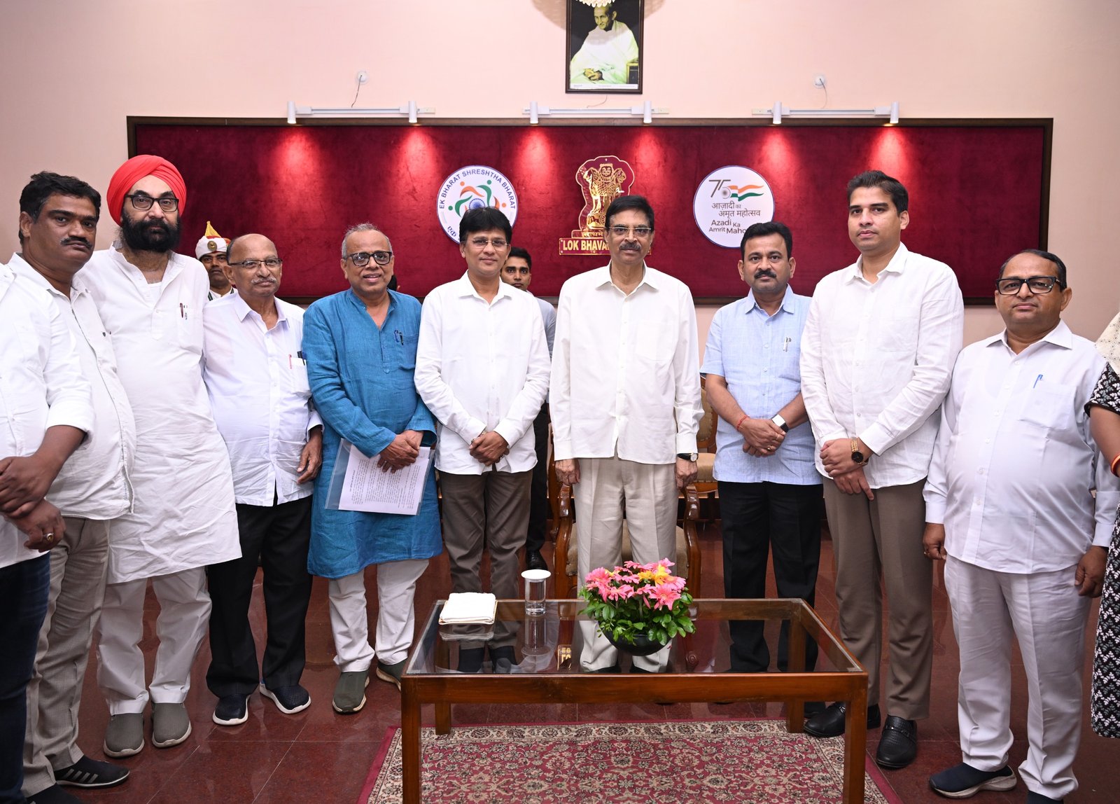 ସ୍ଵାସ୍ଥ୍ୟମନ୍ତ୍ରୀଙ୍କୁ ବହିଷ୍କାର ପାଇଁ ମିଳିତ ବିରୋଧୀ ଦଳର  ରାଜ୍ୟପାଳଙ୍କୁ ସ୍ମାରକପତ୍ର ପ୍ରଦାନ