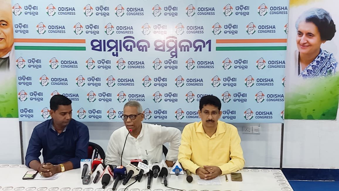 ଶିକ୍ଷାବର୍ଷ ଆରମ୍ଭରୁ ଝୁଣ୍ଟିଲେଣି ସରକାର: ଶିକ୍ଷାବର୍ଷ ଆରମ୍ଭ କିନ୍ତୁ ଛାତ୍ରଛାତ୍ରୀଙ୍କୁ ମିଳୁନି ବହି କି ପୋଷାକ