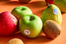 ଫଳରୁ ଷ୍ଟିକର୍‌ ଛଡ଼ାଇ ଖାଆନ୍ତୁ