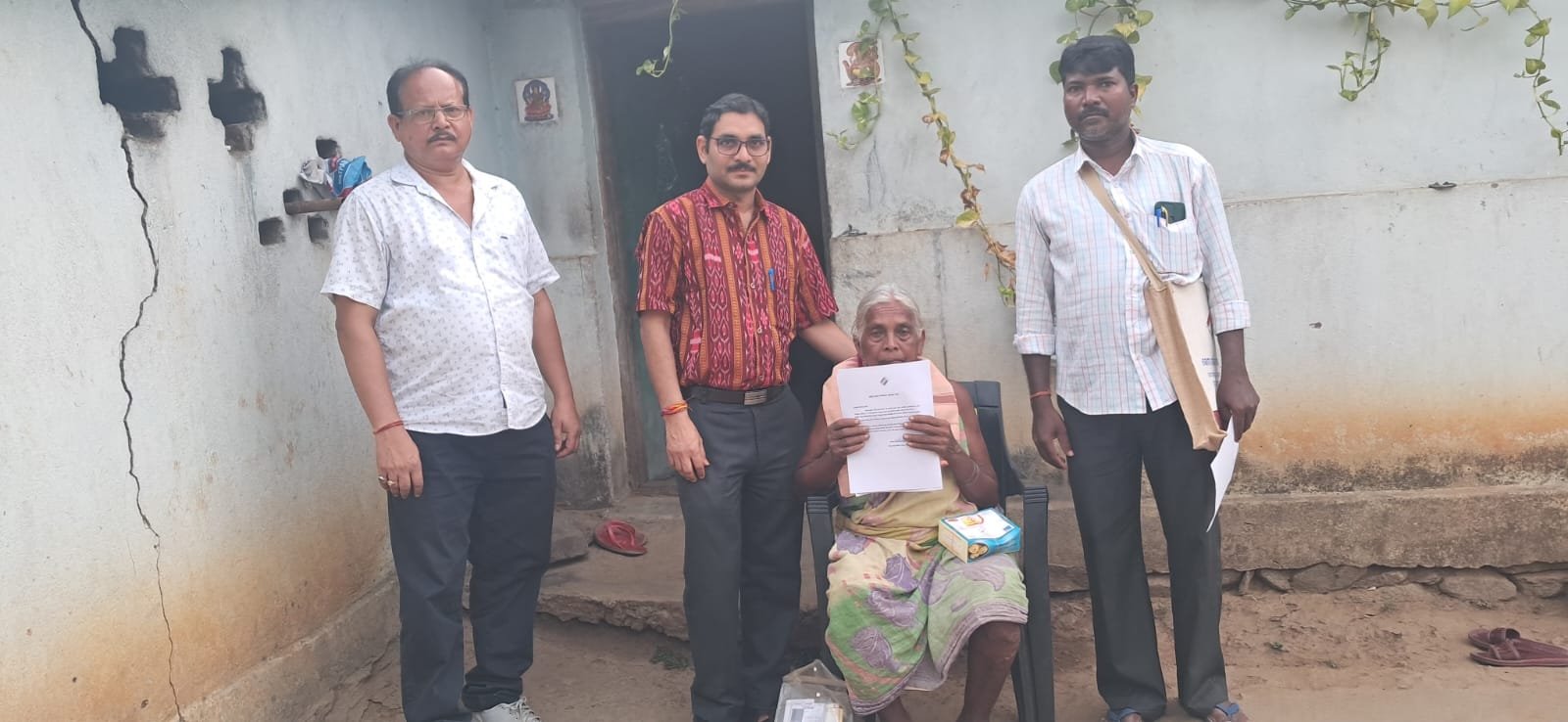 ଦେବଗଡ ଜିଲ୍ଲାର ଶତାୟୁ ନିର୍ବାଚକଙ୍କୁ ପରିଗଣନା ଫର୍ମ ପ୍ରଦାନ ଓ ସମ୍ବର୍ଦ୍ଧନା