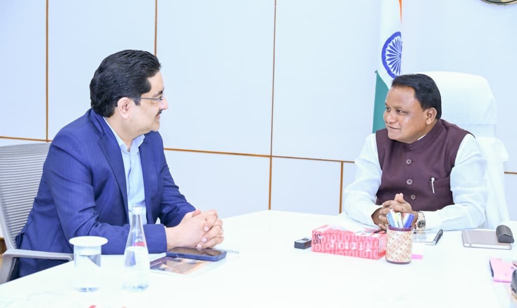 ମୁଖ୍ୟମନ୍ତ୍ରୀଙ୍କୁ ଭେଟିଲେ କୁମାର ମଙ୍ଗଳମ୍ ବିର୍ଲା ; କଂସାରୀଗୁଡ଼ାରେ ୧୨ହଜାର କୋଟିର ନୂଆ ପୁଞ୍ଜିନିବେଶ ପ୍ରସ୍ତାବ