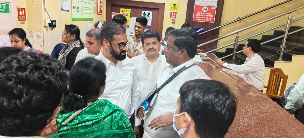 ପ୍ରଫୁଲ୍ଲ ସାମଲଙ୍କୁ ଭେଟିଲେ ବିଜେଡି ପ୍ରତିନିଧି ମଣ୍ଡଳୀ  :ସ୍ୱାସ୍ଥ୍ୟାବସ୍ଥା ନେଇ ଡାକ୍ତରଙ୍କ ସହ କଲେ ଆଲୋଚନା