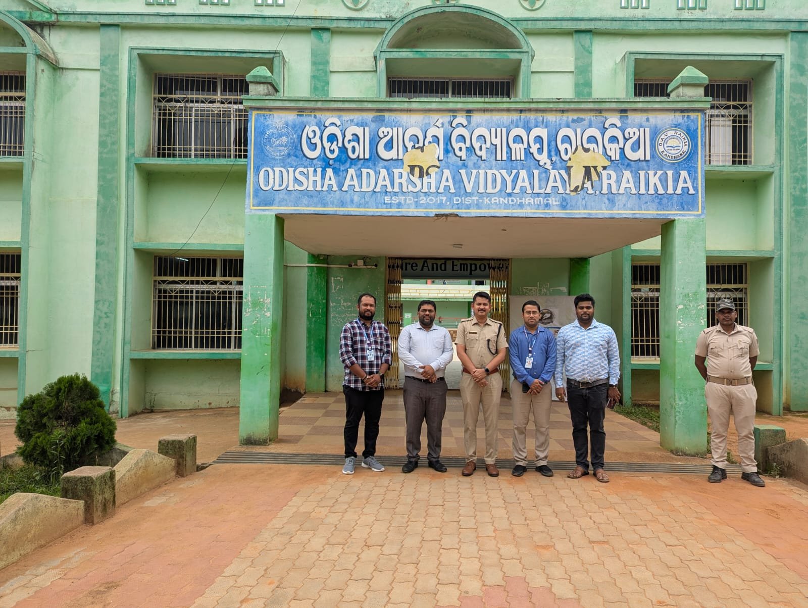 “ଟିଚ୍ କନ୍ଧମାଳ” କାର୍ଯ୍ୟକ୍ରମରେ ଓଡ଼ିଶା ଆଦର୍ଶ ବିଦ୍ୟାଳୟ ପରିଦର୍ଶନ କଲେ ଅତିରିକ୍ତ ଏସ୍‌.ପି.