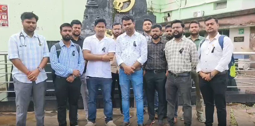କଳାବ୍ୟାଚ ପିନ୍ଧିଲେ SCB ଡାକ୍ତର, ବର୍ଷାରେ ଭିଜି କଲେ ପ୍ରତିବାଦ