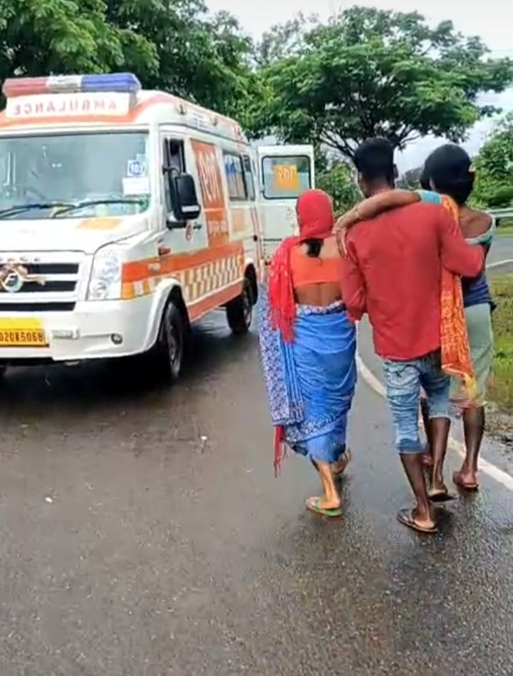ଗାଁକୁ ଯାଇ ପାରିଲା ନାହିଁ ଆମ୍ବୁଲାନ୍ସ, ଗର୍ଭବତୀଙ୍କୁ ବୋହିଲେ ଆଶା ଦିଦି ଓ ପରିବାର ଲୋକ