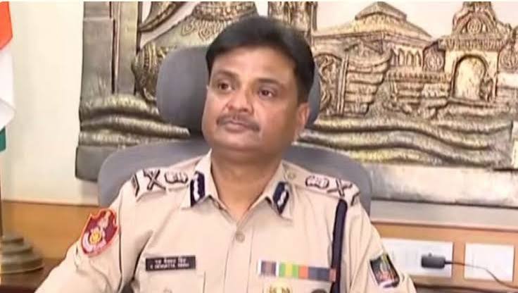 ବନ୍ୟା ପୀଡ଼ିତଙ୍କୁ ରିଲିଫ୍ ବାଣ୍ଟିଲେ ପୋଲିସ କମିଶନର