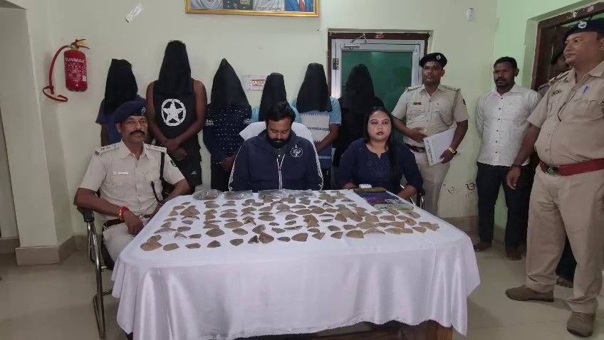 ୩୫୨ ବଜ୍ରକାପ୍ତା କାତି ଜବତ, ୬ ଗିରଫ