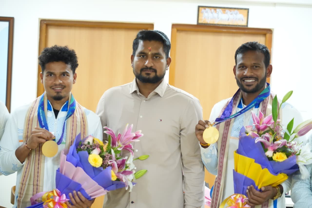 ଏସୀୟ କ୍ରୀଡ଼ା ସ୍ୱର୍ଣ୍ଣ ପଦକ ବିଜେତା ଅମିତ ରୋହିଦାସ ଓ ଶୀଳାନନ୍ଦ ଲାକ୍ରାଙ୍କୁ ସ୍ୱାଗତ କଲେ କ୍ରୀଡ଼ା ମନ୍ତ୍ରୀ ସୂର୍ଯ୍ୟବଂଶୀ ସୂରଜ