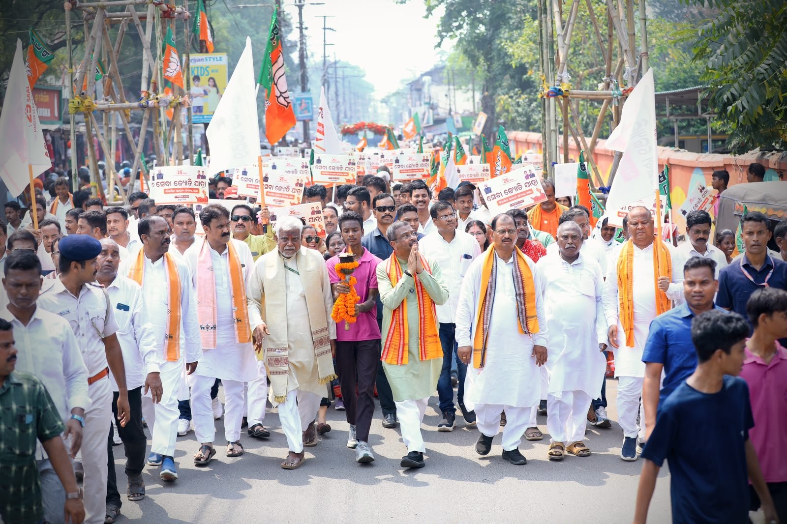 ଅନୁଗୋଳ ଠାରେ ‘ସେବା ଜ୍ୟୋତି ଯାତ୍ରା’ରେ ସାମିଲ ହେଲେ ସାଂସଦ