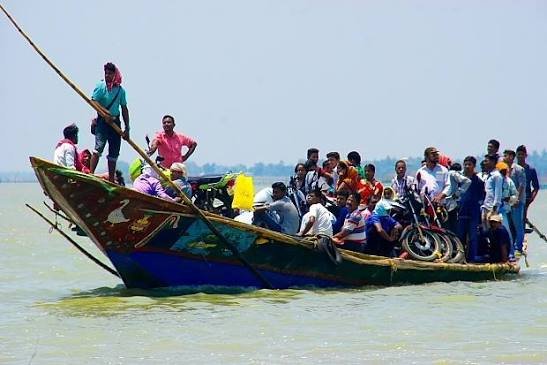ଚିଲିକା ମଝିରେ ଅଟକିଲା ଡଙ୍ଗା