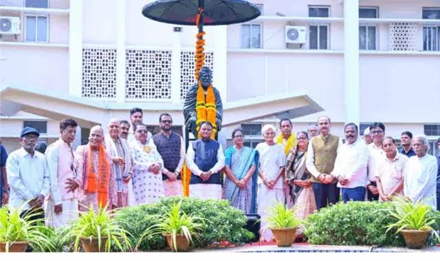 ପଣ୍ଡିତ ଗୋପବନ୍ଧୁଙ୍କ ପ୍ରତିମୂର୍ତ୍ତିରେ ମାଲ୍ୟାର୍ପଣ କଲେ ମୁଖ୍ୟମନ୍ତ୍ରୀ
